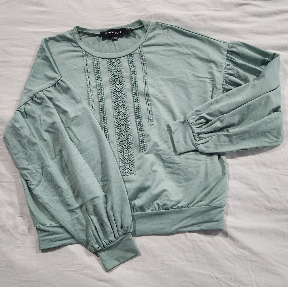 2/25 or 3/30 BLACK BULL Top, Like New Condition